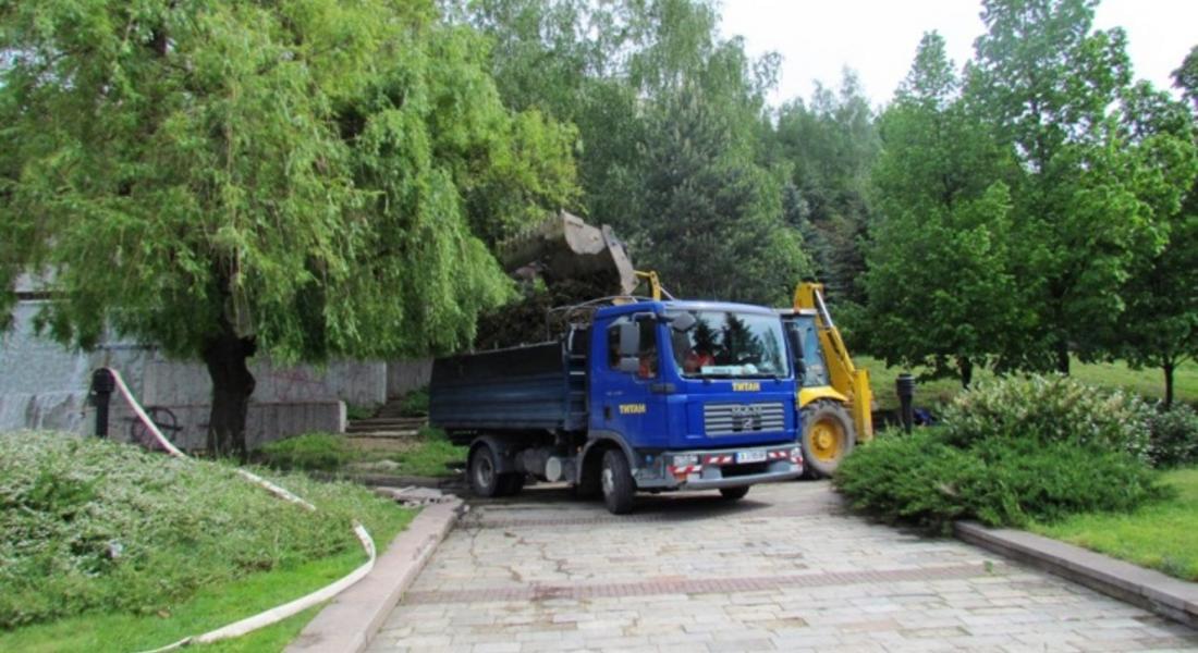 Почистиха площад “България” за 24 май