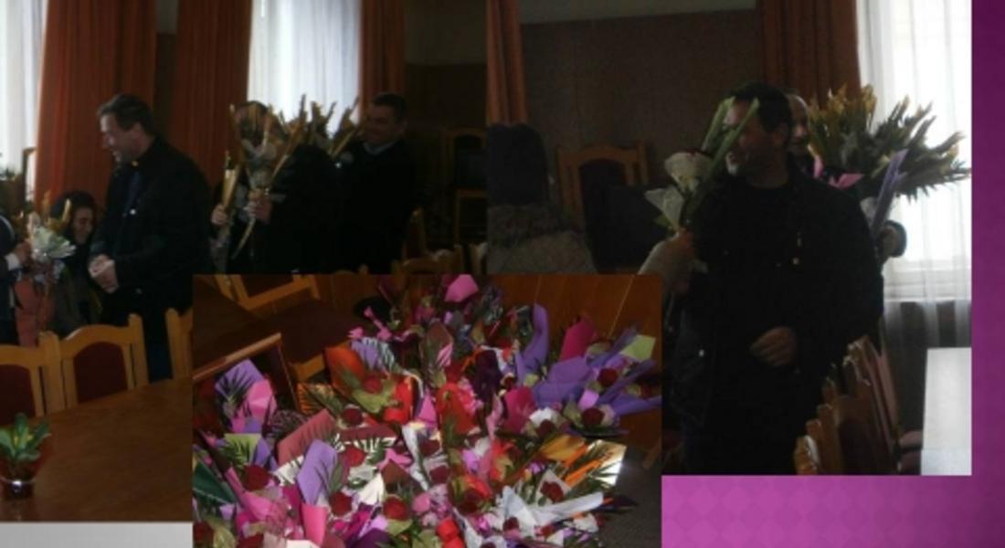 Кметът на Мадан с цвете за всяка дама от администрацията