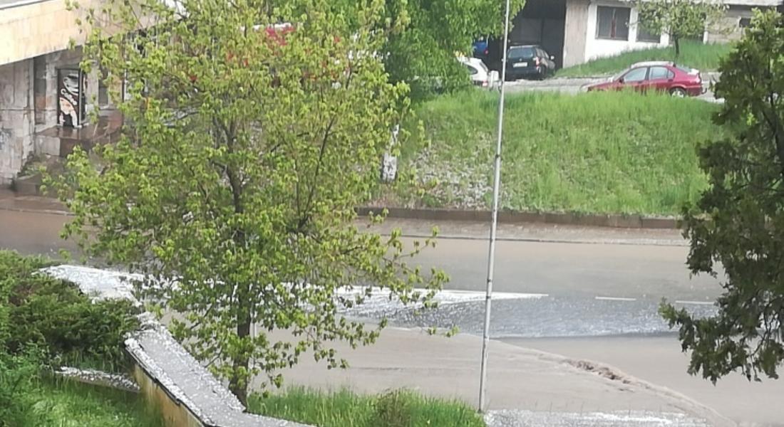  Интензивни валежи заливат цялата страна днес