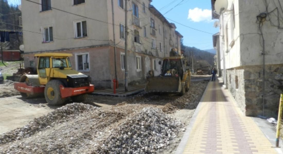 Продължават ремонтните дейности по ул.Миньор в Мадан