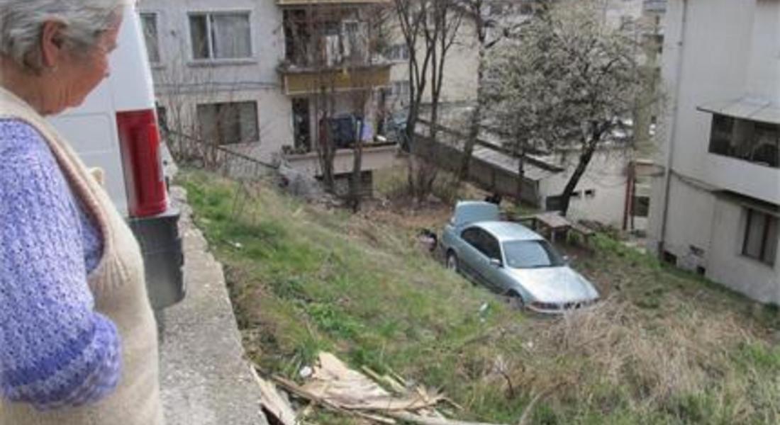 БМВ "кацна" зад блок, паднало от паркинг 
