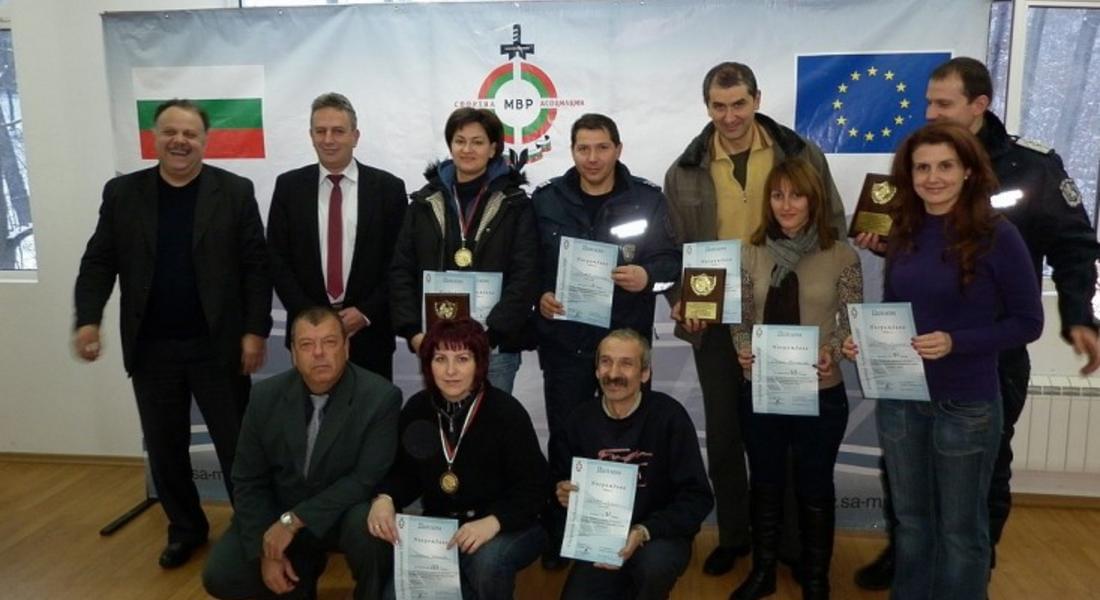 Смолянските полицаи най-точни с пистолет в Коледния турнир по стрелба