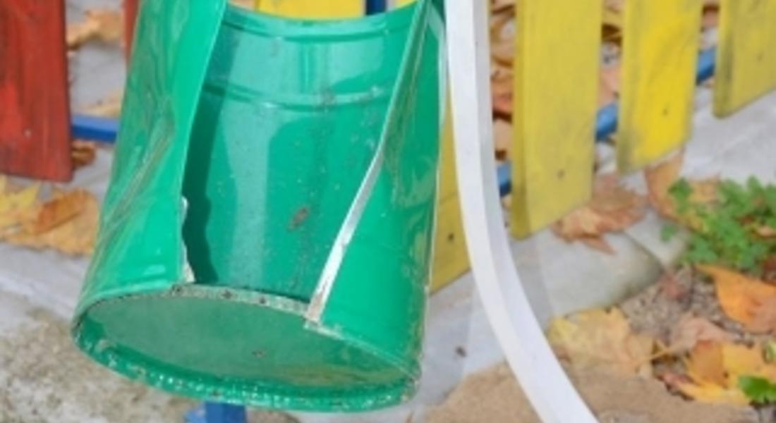  Вандали нанесоха щети на нови детски площадки в Мадан