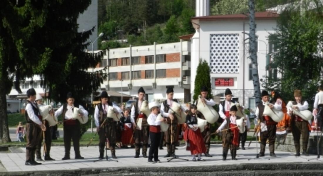С ФОЛКЛОРЕН КОНЦЕРТ В МАДАН ОТБЕЛЯЗАХА ЕВРОПЕЙСКАТА ГОДИНА НА КУЛТУРНОТО НАСЛЕДСТВО