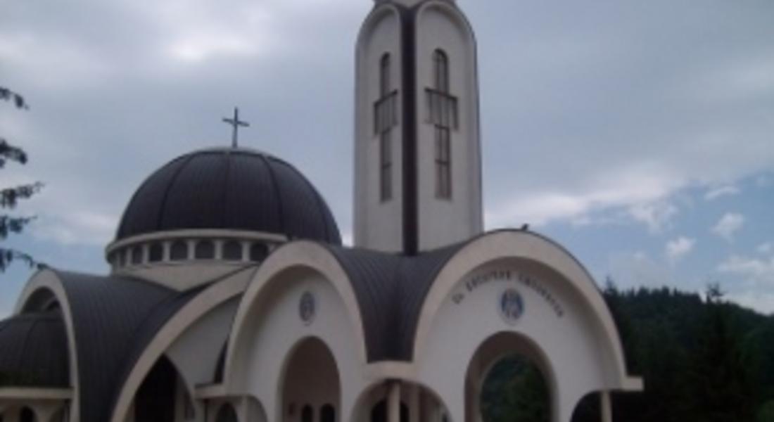 Площада пред храм "Св.Висарион Смоленски" вече е с табела на Екзарх Стефан