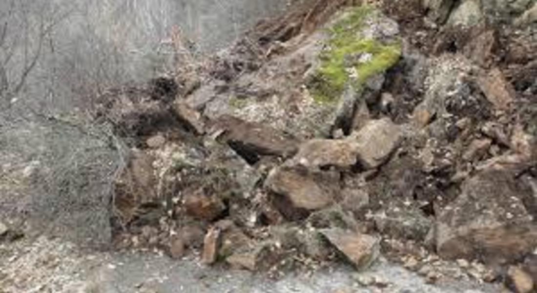 Водачите на МПС да се движат с повишено внимание и съобразена скорост само в едната лента при 29 км по път II-86 Асеновград - Смолян