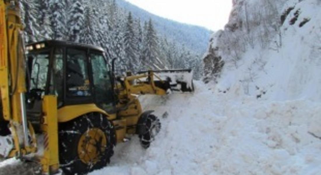 Снегопочистващата техника е на 4 километра от село Мугла