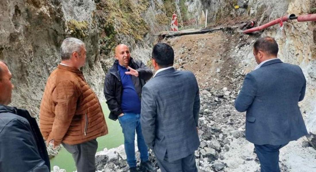 Областният управител на Смолян  Емил Хумчев инспектира ремонтните дейности по  пътя Тешел-Триград