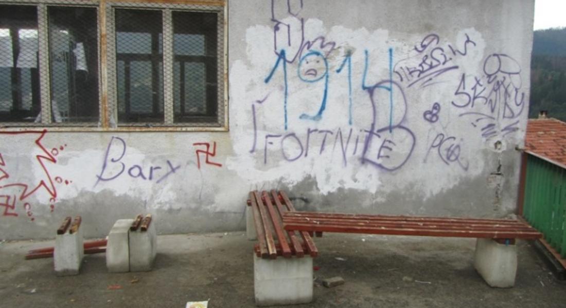 Вандалските прояви в Смолян продължават, измъкнати цветя от кашпите и разрушена детска площадка