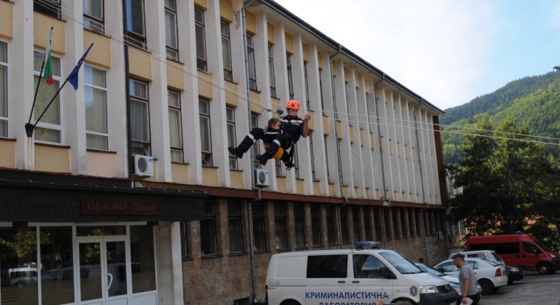 Пожарникари на правиха демонстрации на центъра на Смолян