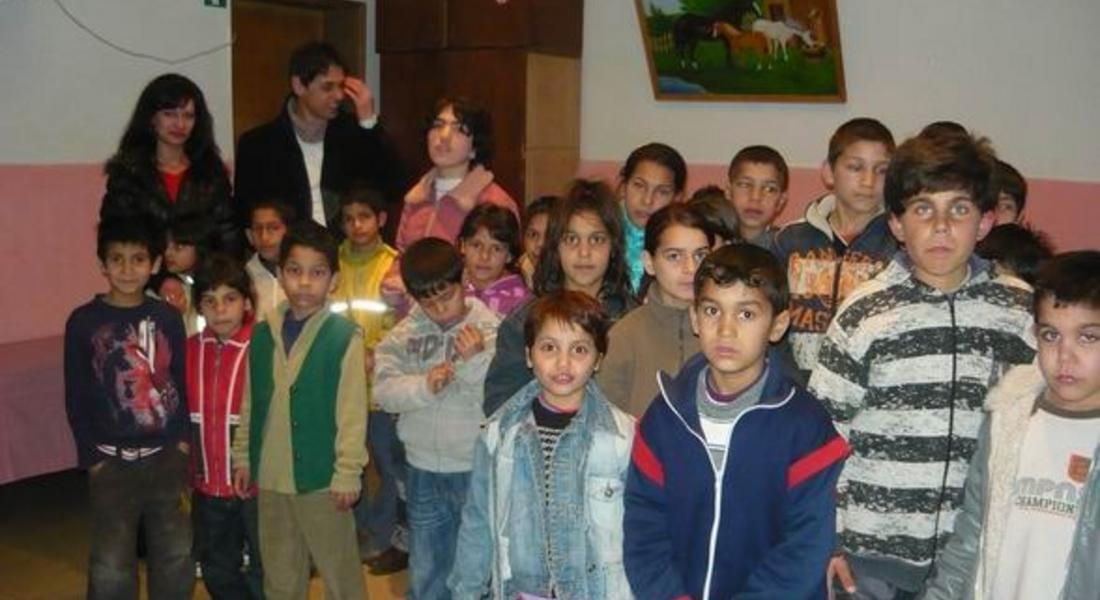 Общински служители закичиха с мартеници деца от дома в  Широка лъка