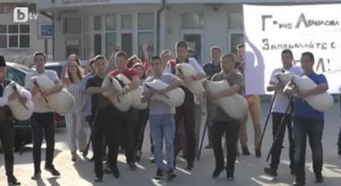  Ученици поканиха учител на абитуриентски бал с гайди