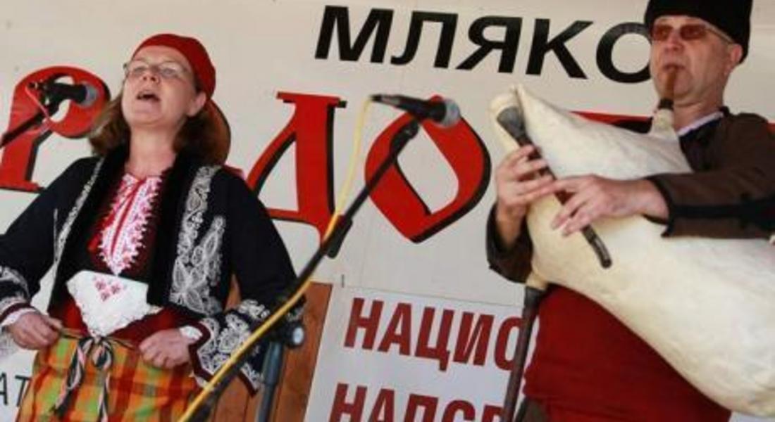  Влюбени в родопския фолклор холандци станаха почетни жители на Момчиловци