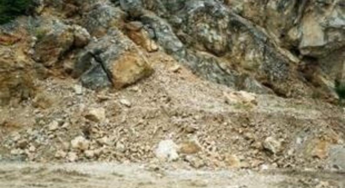 Проходимо е само едното платно от пътя Пловдив-Смолян, заради свлачище в района на Асеновград