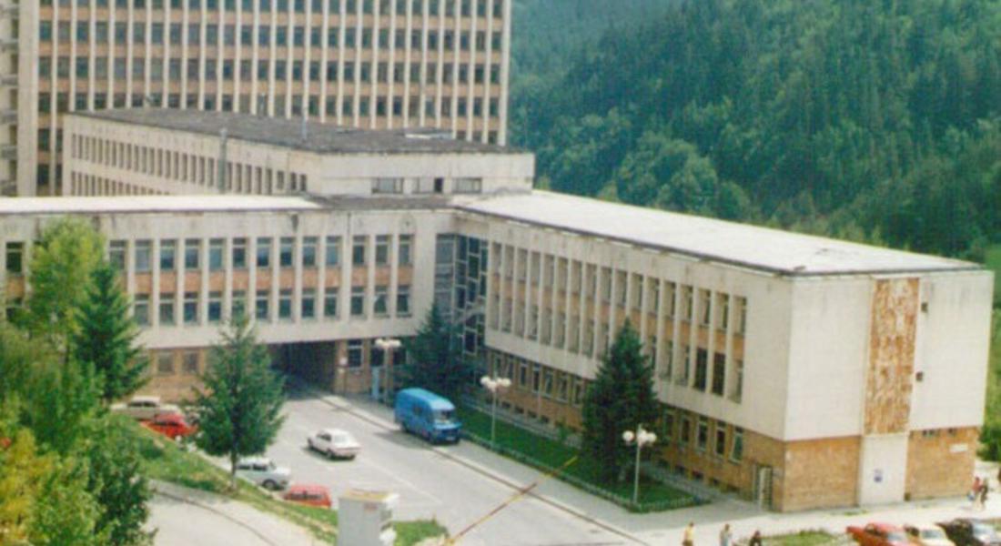 Трима души заседнаха в асансьор на смолянската болница 