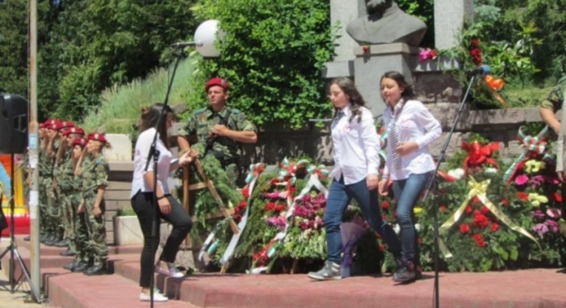Отдаваме почит на Ботев и на загиналите герои за България