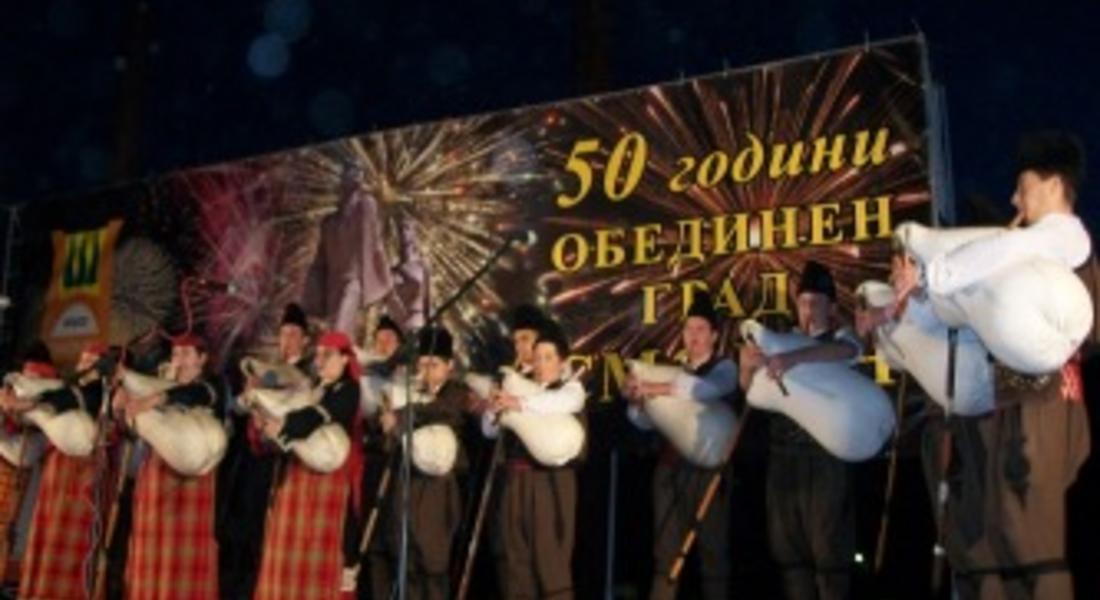 15 метрова елха грейна в центъра на Смолян