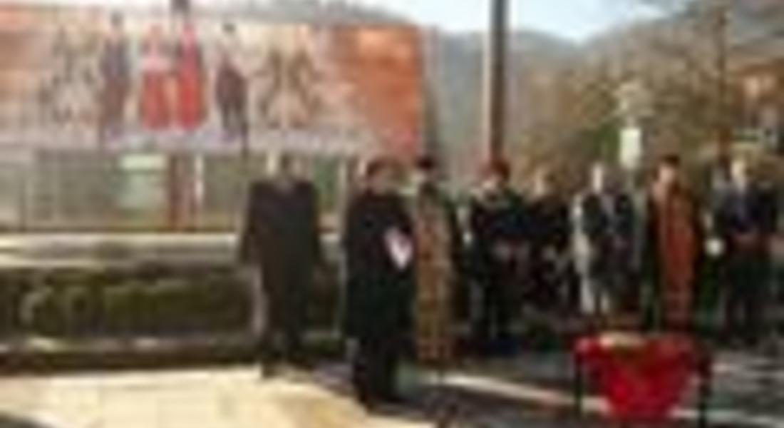 4 броя микробуси и два леки автомобила на обща стойност 270 000 лева получиха  социалните домове в община Смолян
