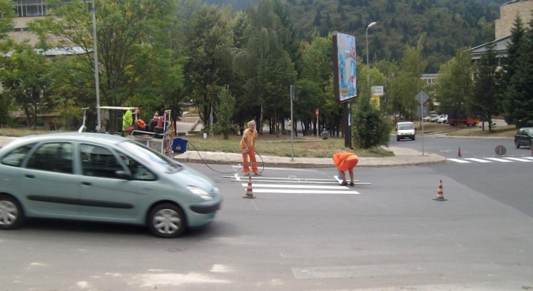 Пребоядисват пешеходните пътеки в Смолян