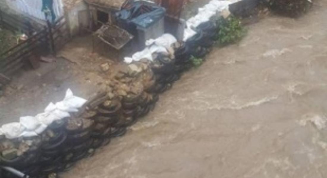 Заради придошлите води вчера изградиха укрепителна дига пред жилищен блок