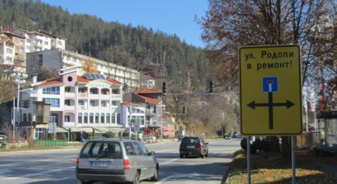 Светофарът в кв.Райково работи в режим на жълта мигаща светлина заради създадената временна организация на движение