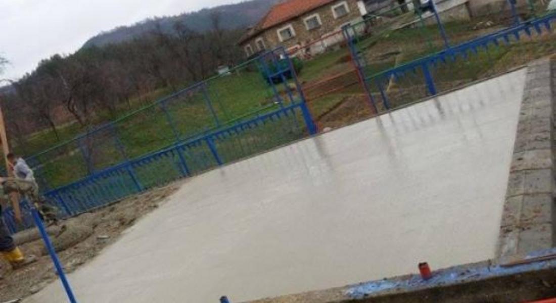В три села на община Мадан започна изграждането на детски площадки 