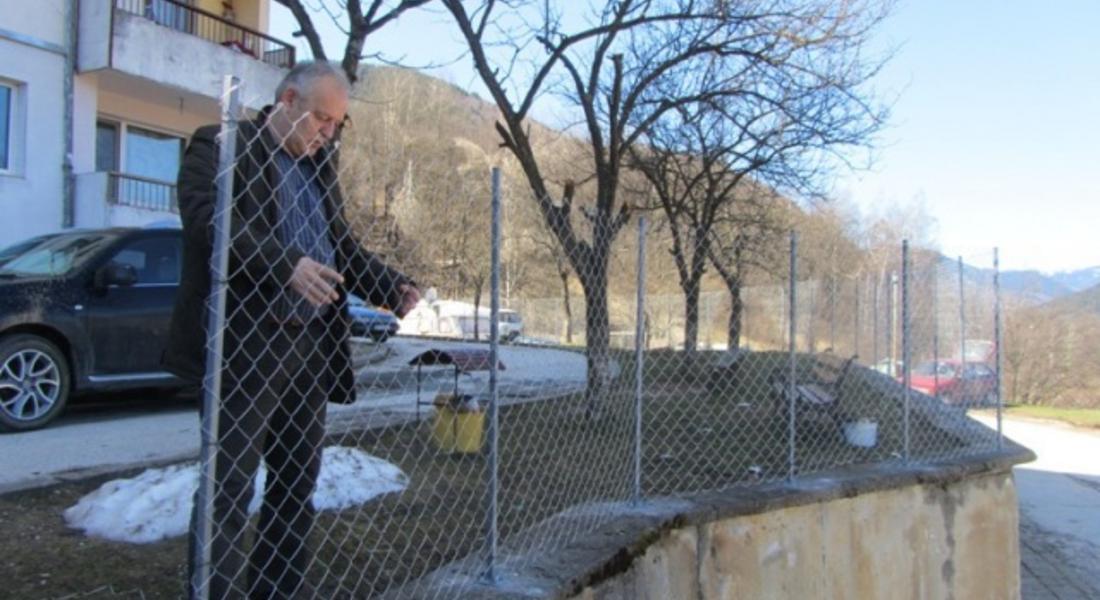 Община Смолян поставя огради за обезопасяване на околоблоковите пространства в кв. Устово