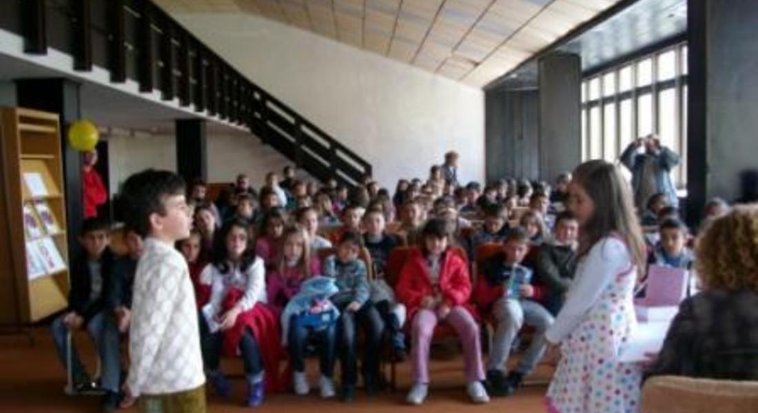 Ученици се срещнаха с писателката Нели Маргаритова