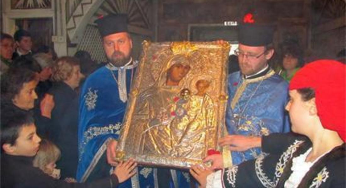   Десетки миряни се помолиха пред чудотворната икона на Света Богородица - Златна Ябълка в Чепеларе