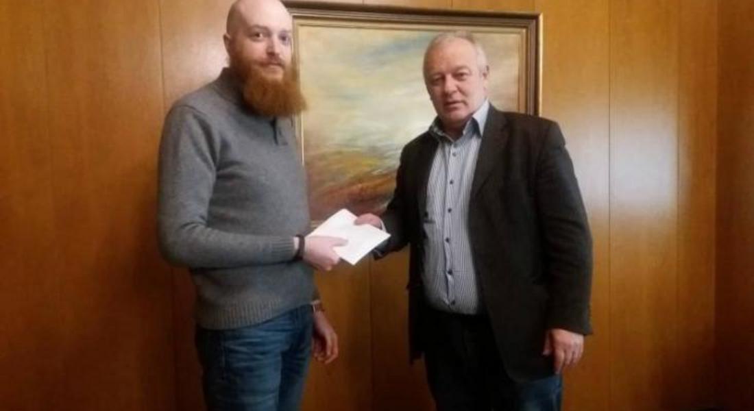Дариха събраните средства от инициативата „Да покажем красотите на община Смолян в календар” на бащата на Ели, Антон Кацаров