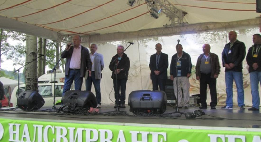 Проливният дъжд не попречи на гайдарското надсвирване в Гела, което събра близо 10 000 души  