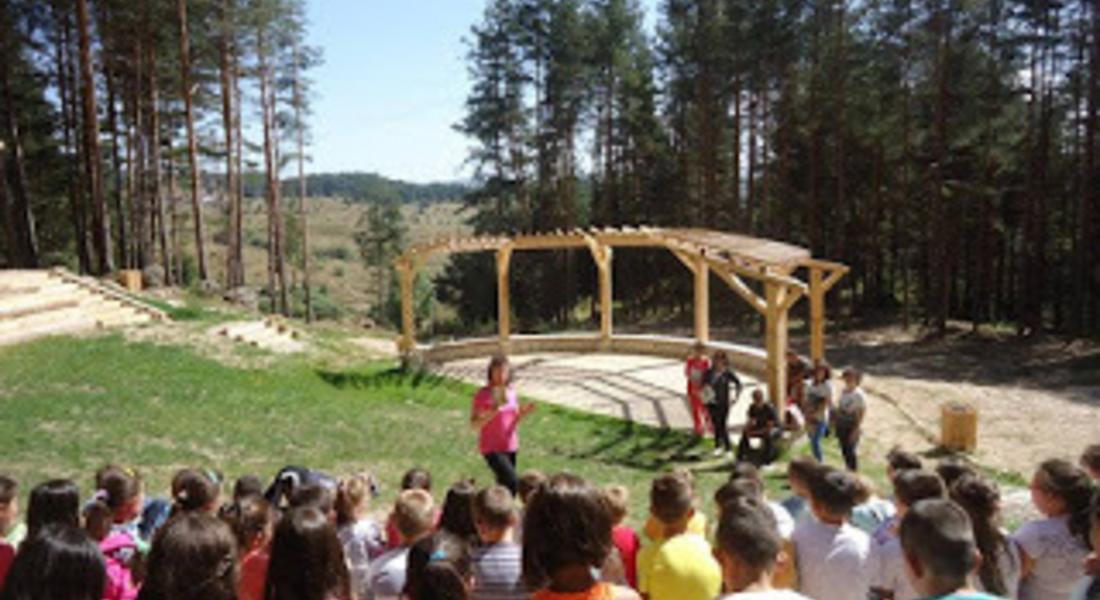  Ученици от Доспат четоха книжки на открито в Екопарка на града