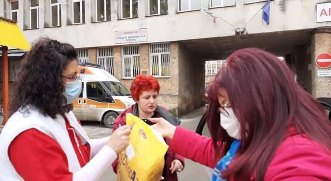 Втора акция на доброволческата група зарадва с дарение медиците от Центъра за спешна помощ