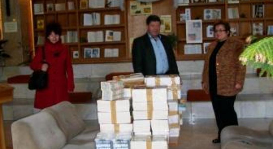 Дарение от около 1300 книги получи днес Регионалната библиотека