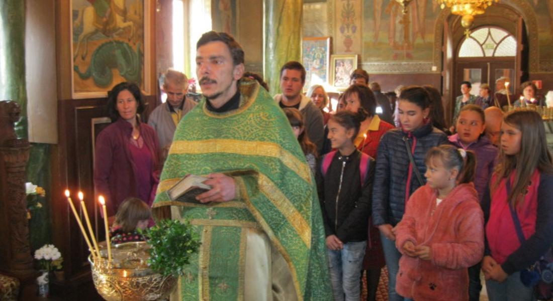 Неделното училище   към храм „Св. Николай  Мирликийски Чудотворец“   в Смолян откри новата духовна година