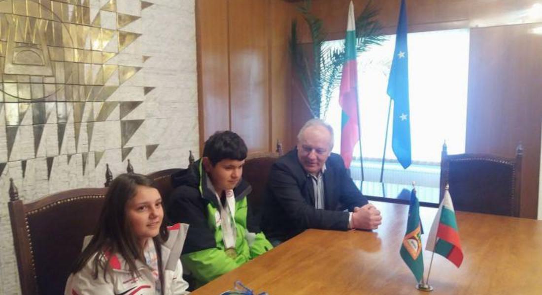 Кметът Мелемов посрещна Мариела и Калин, които се представиха достойно  на Световните зимни игри на Спешъл Олимпикс 