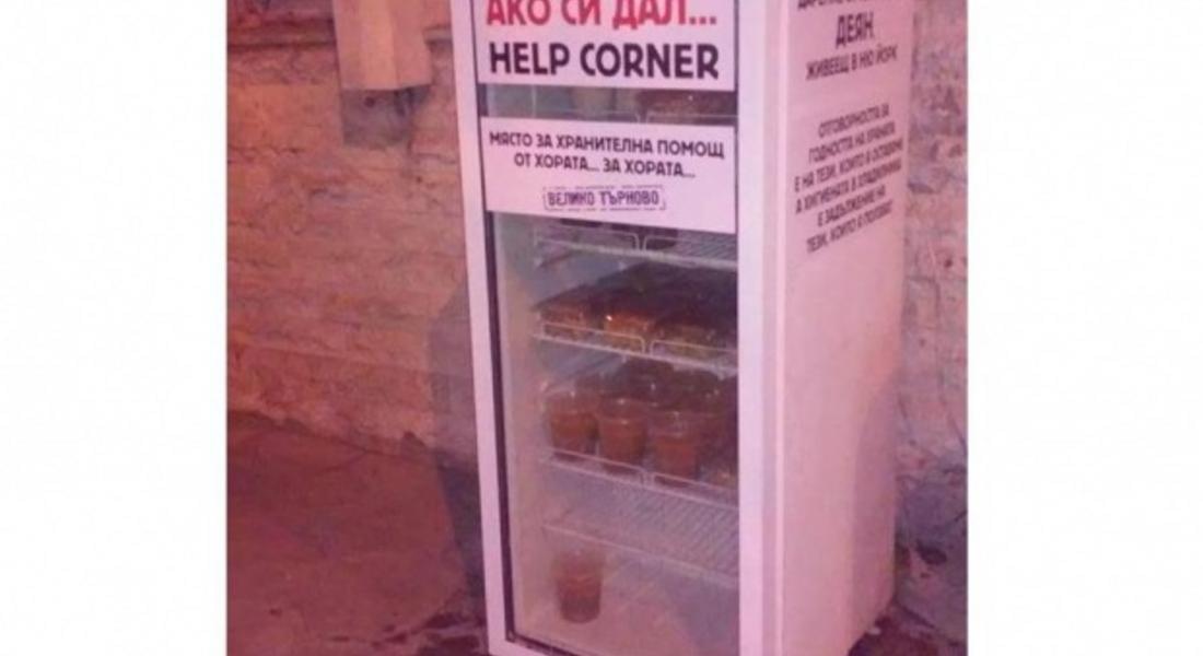 Кметът на Смолян зарежда хладилника за бедни 