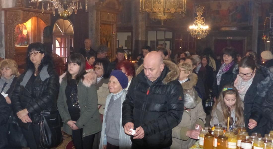 Над 100 бурканчета с мед бяха осветени в Смолян от архимандрит Висарион