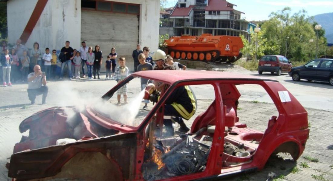Забавни и атрактивни игри, свързани с пожарната безопасност, представиха огнеборци