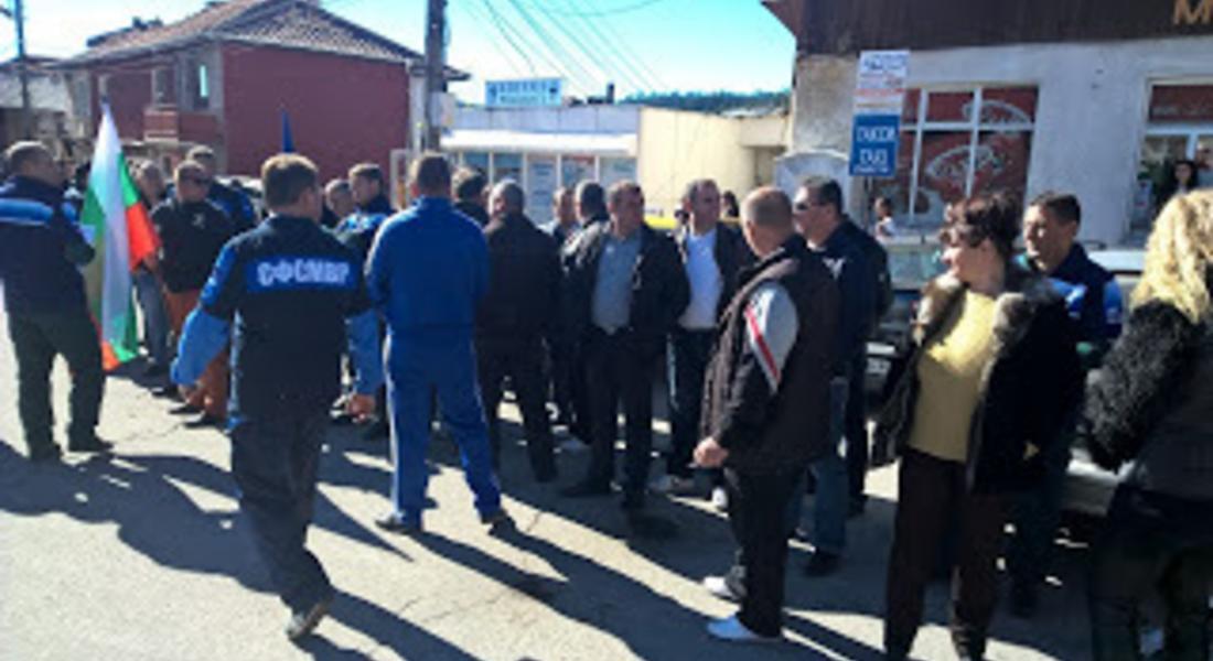  Служителите от сектор "Сигурност" в община Доспат блокираха най-оживената улица в града