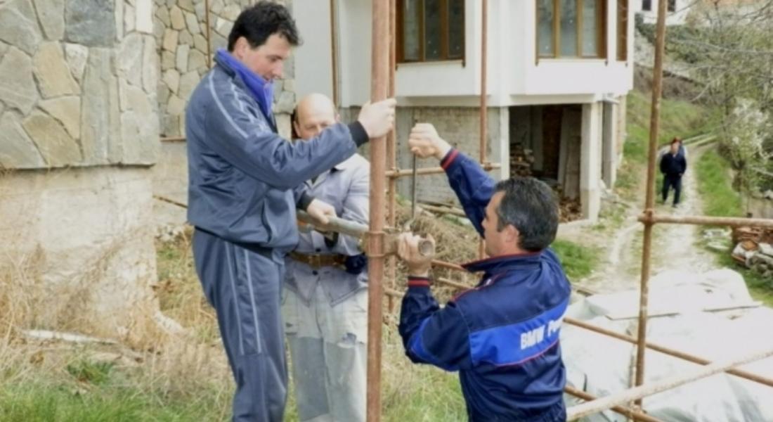 Доброволци сменят течащ покрив на музей