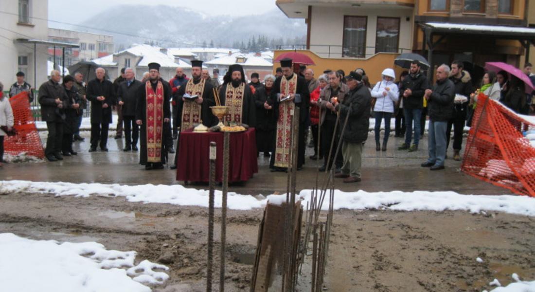 Три осветени камъка бяха положени в основите на Старото училище в Устово