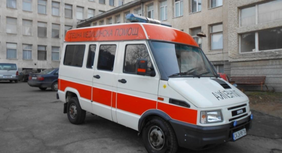 Спасители носиха 81-годишна до линейка
