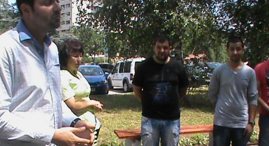 Млади доброволци облагородиха градинката до Младежкия дом в Смолян