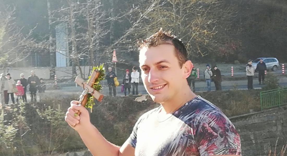 Ангел Ангелов от Варна хвана кръста в река Черна