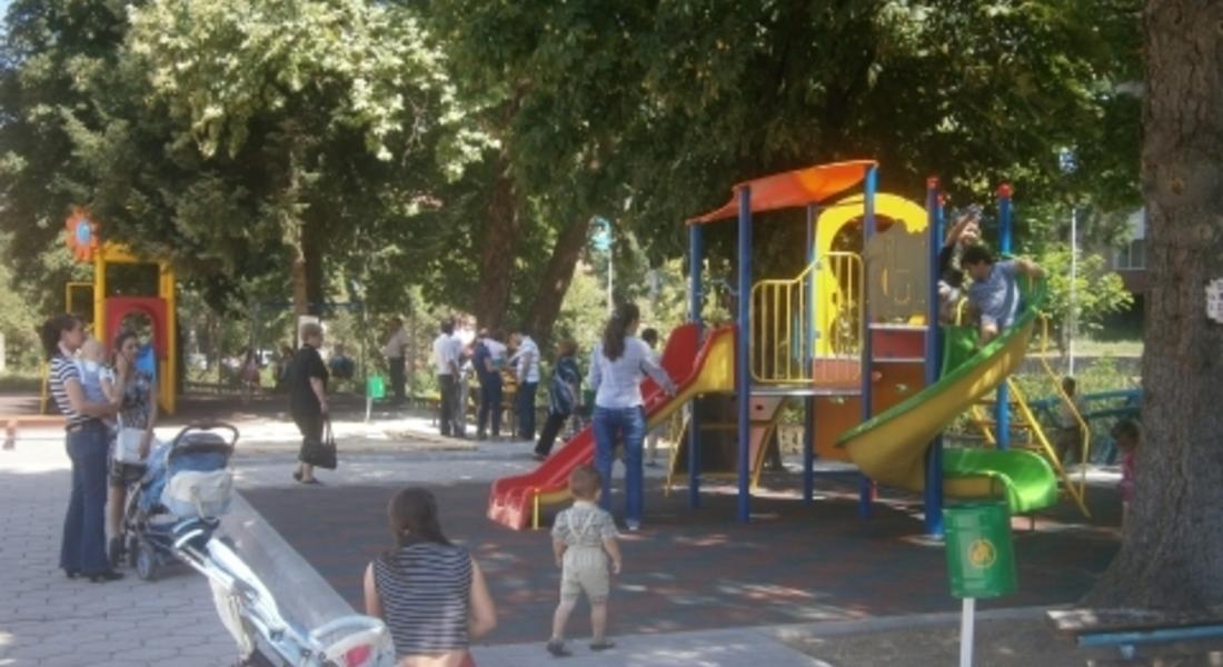 Нови детски площадки за малчуганите в Мадан 