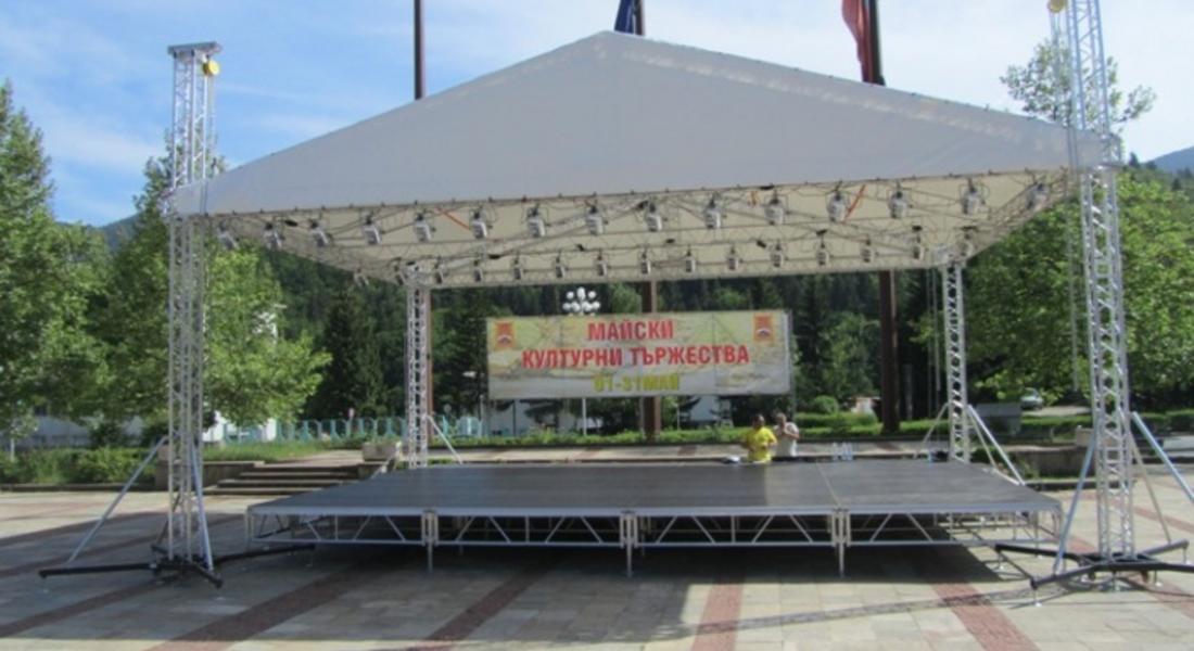 Инсталираха нова сцена в центъра на Смолян