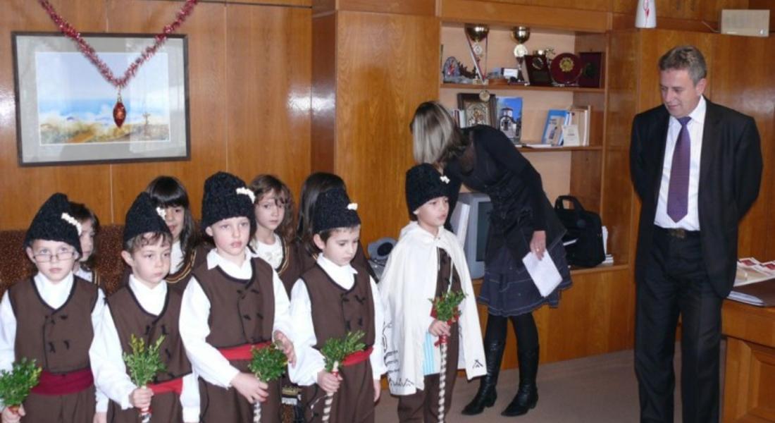 Малчугани от детската градина в Райково коледуваха в ОД на МВР