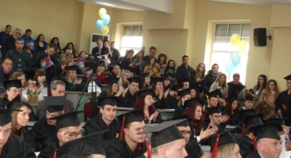 Абсолвентите от випуск 2017 на Физико-технологичния факултет към ПУ получиха тържествено дипломите си