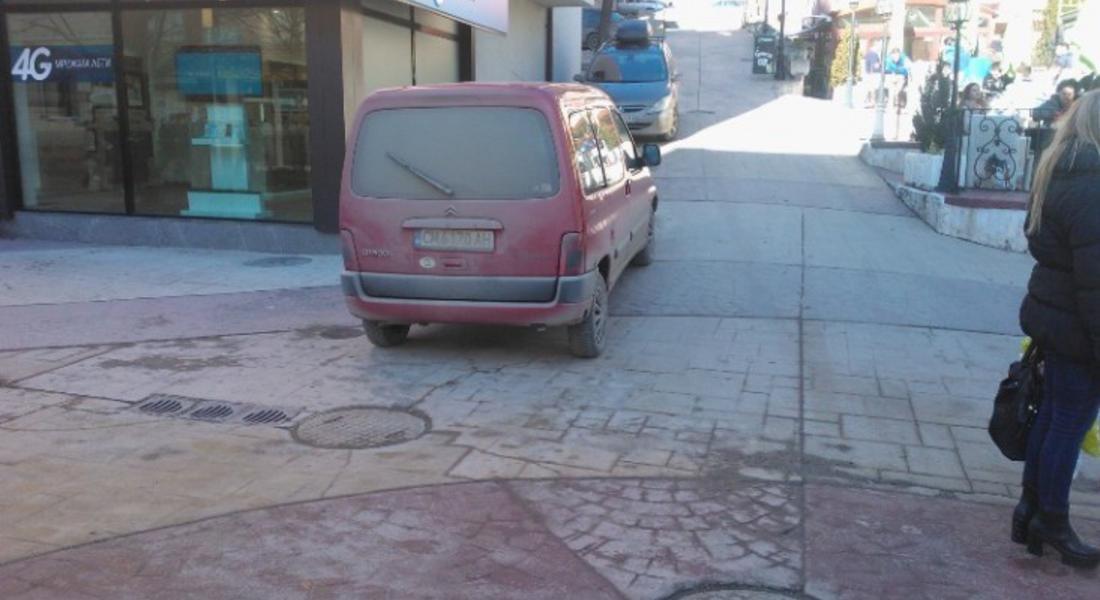 Общината постави паркопрепятствия, за да се ограничи влизането на автомобили по ларгото на Смолян